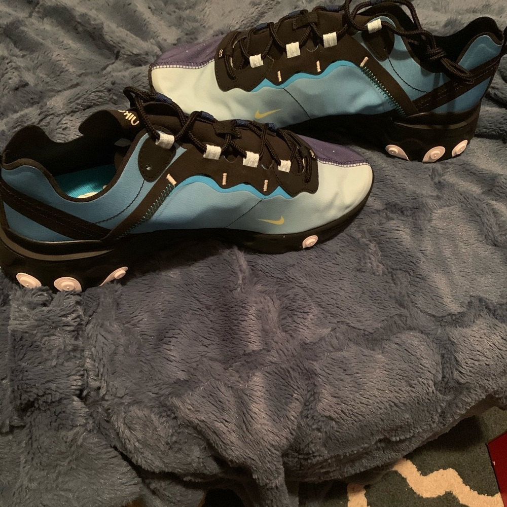 Men tennis shoes, never worn